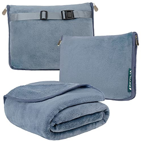 PAVILIA Reisedecke und Kissen, Doppelreißverschluss, Clip on Strap | Warmes weiches Fleece 2-in-1 Combo Decke Flugzeug, Camping, Gepäckrucksack-Gurt, 60 x 43 (Schieferblau)