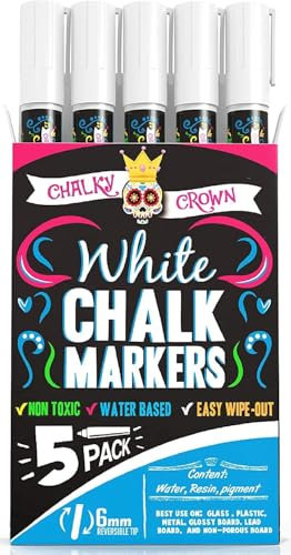 Chalky Crown - Rotuladores Cristal Borrable Tiza Líquida Blancos, Punta Reversible 6 mm Gruesa/Biselada - Rotulador Cristal Borrable Pizarras, Ventanas, Vidrio (Pack de 5) + 24 Etiquetas de Pizarra
