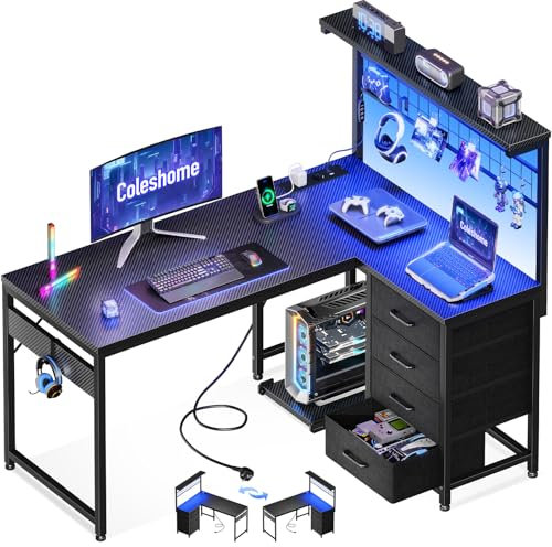 Coleshome Scrivania Gaming con LED, 110 x 80 cm Reversibile Tavolo Gaming con Cassetti e Prese, Scrivania Angolare con Ripiani e spazio di archiviazione, Nero Fibra di Carbonio