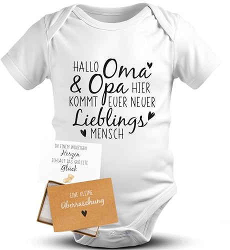 Amari ® Babybody zur Schwangerschaft Verkünden – Lustiger Strampler für Oma, Opa, Tante & Onkel – Geschenk zur Schwangerschaftsverkündung und Baby Überraschung