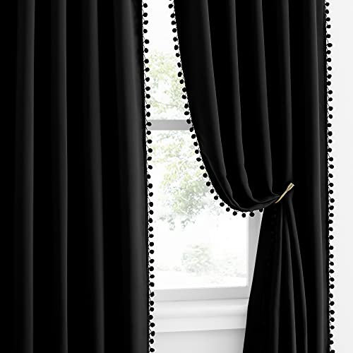 NICETOWN Schwarze Verdunkelungsvorhänge mit Pompons, Stangentasche, wärmeisoliert, Bohemian-Stil, Verdunkelungsvorhänge für Schlafzimmer, Küche, Kinderzimmer (2 Bahnen, 106,7 cm breit, 160 cm lang)