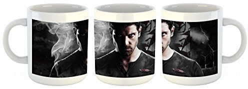 Unified Distribution Grimm David Giuntoli - Tasse mit Motiv Bedruckt, 300ml C-Henkel. Tolles Geschenk für Büro, Küche, Geburtstag, Ihre Neue Lieblingstasse zum Frühstück