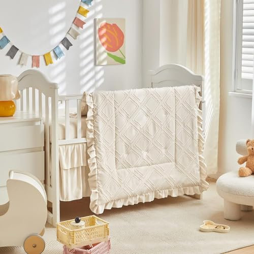 Mini-Bettwäsche-Set für Kinderbett, 3-teilig, gesteppt, getuftet, Rüschen, Tröster mit Spannbetttuch und gerüschtem Bettrock – niedliche Shabby-Baby-Bettwäsche, nur passend für Mini-Krippe, cremeweiß