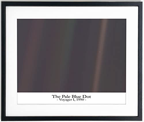 The Pale Blue Dot Photo - NASA Photo - Framed Space Decor/Galaxy Wall Decor & Büro-Wand-Dekor, Astronomie-Geschenke für Sie oder Ihn/Trendy Moon Decor, Wissenschaftsplakat Wall Art (20cm x 25cm)