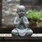 Goodeco Meditierender Baby-Buddha Garten Ornament Zen Garten Mönch Statue Skulptur Innen- und Außenbereich, Dekoration für Haus Terrasse Veranda Hof Kunstdekoration Polyresin, 28,5 cm (steingrau)