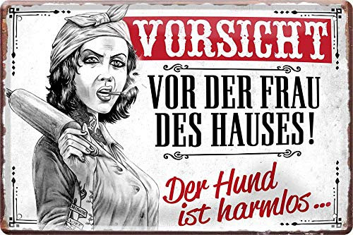 Blechschild ''Vorsicht vor der Frau des Hauses'' 20x30cm Geschenk Lustige Sprüche Feier Vintage Retro Geburtstag Deko Party Überraschung Fan Waffen Gewehr Krieg Schiessen Jagt