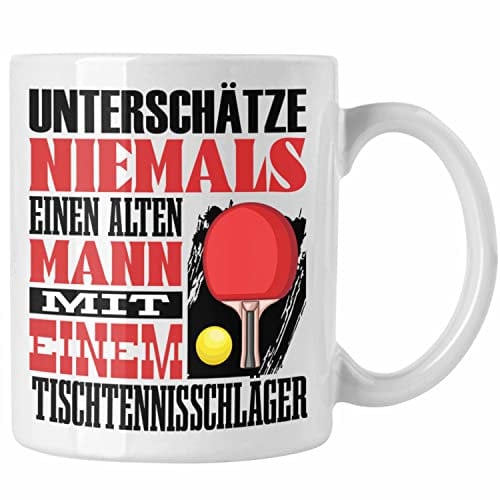 Trendation - Tischtennis Tasse Geschenk für Tischtennisspieler Lustiger Spruch Unterschätze Niemals Alten Mann mit Tischtennisschläger (Weiß)