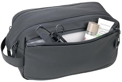 TROIKA Kulturbeutel TROIKA BLACK WASHBAG 2 – Hauptfach mit weiter Öffnung – zwei Reißverschlüsse und zusätzlicher Magnet zum Verschließen – Tarpaulin (Plane) – schwarz – TROIKA Original