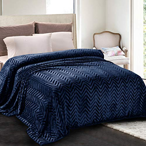 Whale Flotilla Kuscheldecke Flauschig 150x200 cm Sofadecke Fleecedecke | Weiche, Leichte, Kuschelige Tagesdecke, Wohndecke mit Chevronmuster, Warme Flanelldecke, für alle Jahreszeiten, Marineblau