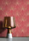 NEWROOM Tapete Rot Vliestapete Pfauenfeder - Mustertapete Modern Gold Blätter Ornamente Retro Grafisch 50er Art Glamour inkl. Tapezier-Ratgeber