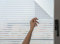 MARAPON® Fensterfolie mit Streifenmuster [60x200 cm] inkl. eBook mit Profitipps - Sichtschutzfolie Fenster mit statischer Haftung - Milchglasfolie - Fensterbilder selbsthaftend Blickdicht