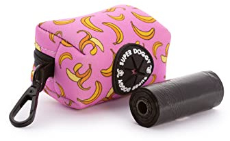 SUPER DOGGY Dispenser per Sacchetti per Cacca di Cane - Porta Sacchetti con Disegni per Guinzaglio - Buste per Premi e Accessori per Animali Domestici - Include Bustine per Cani (Pink Bananas)
