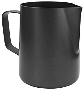 scarlet espresso | Milchkännchen »L'Art Modern Anthrazit« für Latte Art oder Cappuccino; aus 18/10 Edelstahl mit Antihaft-Beschichtung (innen & außen); hochwertiger Barista Pitcher (600 ml)