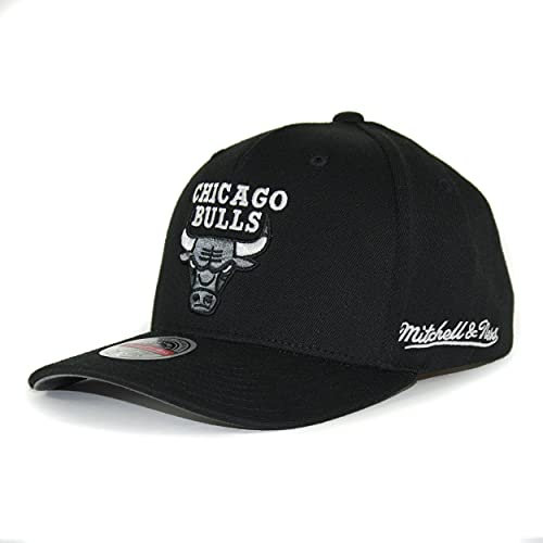 Mitchell & Ness Curved Classic Red Snapback - Eazy B&W, C. Bulls