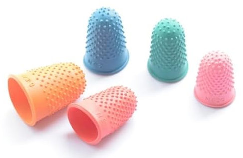 5 Größen Gummi Finger Fingerhüte, 5 Farben Gummi Fingerspitzen, Fingerhut Gummi Finger Pads, Protector Daumen Abdeckung Gummi Finger Pads, Fingerspitzen Fingerhüte