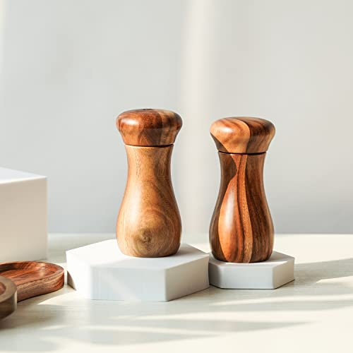 DeroTeno Salz- und Pfeffermühlenset mit Mühlenschale, 2er-Set Salz- und Pfeffermühle mit Keramikmahlwerk Akazienholz, Höhe 13 cm, Ø 6 cm