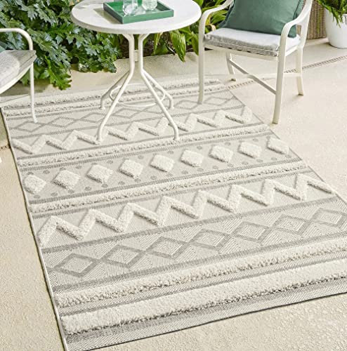 the carpet Karel In & Outdoor Teppich wetterfest - hochwertiger Balkon Teppich Creme - Boho Teppich mit geometrischem Muster 140 x 200 cm aus Polypropylen