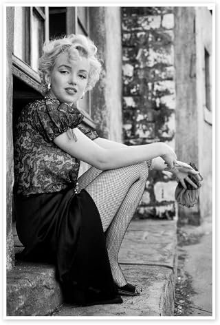 Posterlounge Marilyn en pause pendant un tournage Poster de Celebrity Collection 20 x 30 cm Noir et blanc Tableaux Décoration murale