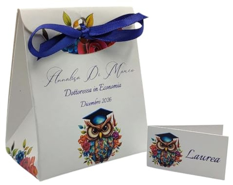 PV Grafik® Bomboniere Laurea Economia Personalizzate 24+24 – Scatoline Gufo Laureato Colorato con Nastro Blu e Bigliettino Coordinato – Cartoncino Premium – Made in Italy (Nica 3L)