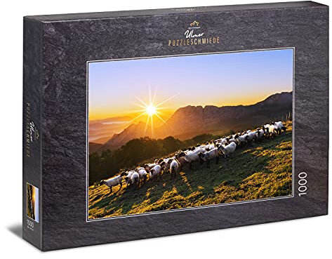 Ulmer Puzzleschmiede - Puzzle „Bergvolk“ - Klassisches 1000 Teile Tiere- und Landschaftspuzzle – Stimmungsvolles Puzzlemotiv mit Einer Herde Schafe in Einer einsamen Berg-Welt im Sonnenuntergang