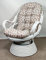 Rattan Drehsessel, Drehwippsessel Linda Weiß Lackiert inkl. hochwertigen Polster Mirha Leinen Rose