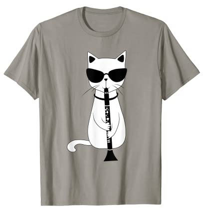 White Cat spielt die Klarinette und trägt eine Sonnenbrille T-Shirt