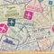 ABAKUHAUS Flugzeug Stoff als Meterware, Reisepass Briefmarken Städte, Qualität aus Gewebten Stoff Wohnaccessoires, 5M (148x500cm), Grau weiß und Rosa