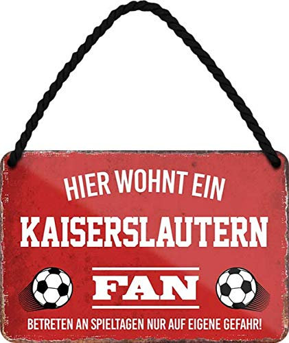 WOGEKA ART Retro Blechschild - Hier wohnt ein Kaiserslautern Fan Fußball - lustiger Spruch als Geschenk-Idee Geburtstag Weihnachten Deko 18x12 cm Vintage-Design Hänge-Schild HS23