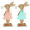 com-four® 2X Deko Aufsteller für Ostern - Osterhase im Kleid mit Blume - Osterdeko zum Hinstellen - Osterdekoration aus Holz (2 Stück - blau/rosa)