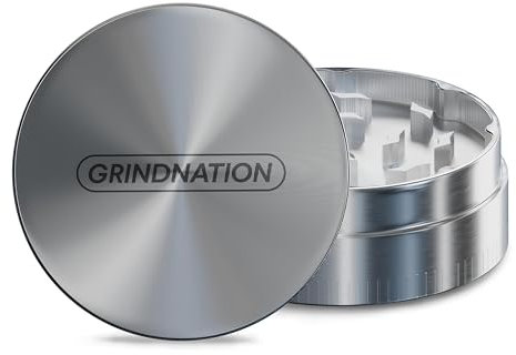 GRINDNATION Edelstahl Grinder Premium | 55mm | 2-teilig | präzise und langlebig verarbeitet | scharfes Mahlwerk | Set mit Pinsel und Schaber (⌀ 55mm)