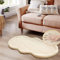 ORINOVA Teppich Schlafzimmer Beige Flauschig 60x120 cm Fellteppich Kunstfell Teppich Weich Wohnzimmer Waschbar Kurzflor Fellform