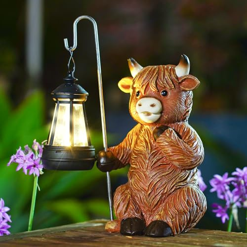 Solarbetriebenes braunes Hochlandkuh Gartenornament mit abnehmbarer Laterne – bezauberndes sitzendes Kalb hält Metallstange, Balkon/Terrasse/Rasen-Dekor, einzigartiges Geschenk für Mutter, Frauen und