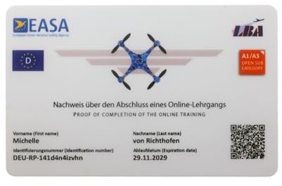 Roboterwerk Drohnenführerschein - Ihr EU-Kompetenznachweis A1/A3 und Drohnenführerschein A2 in Scheckkartengröße, QR-Code, Abruck auf Plastikkarte