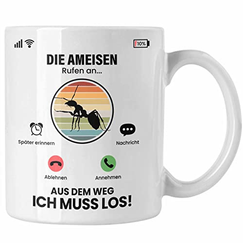 Trendation - Die Ameisen Rufen An Tasse Geschenk für Ameisen Züchter Besitzer Geschenkidee Lustig Spruch (Weiß)