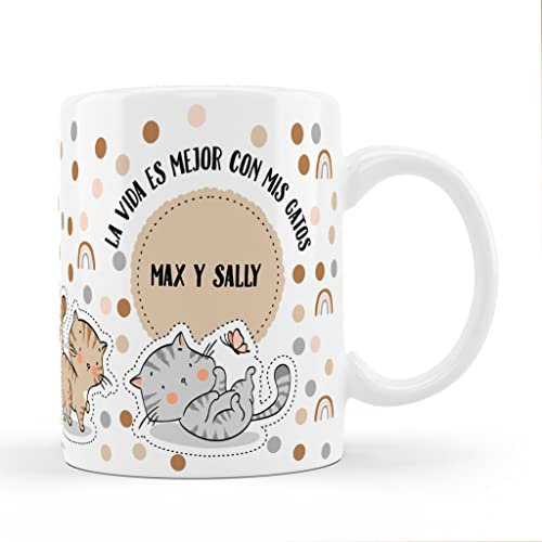 Bee Ingenious Taza gato personalizada con nombres. Regalos para mamas gatunas. Regalo para papa gatuno.Tazas Personalizadas de Cerámica Tazas originales. Tazas divertidas (Vida es mejor gatos)