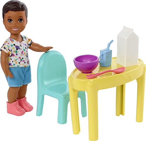 ​Barbie Kleine Puppe und Zubehör, Babysitters Inc. Kleinkind-Puppen-Set mit Tisch, Stuhl und 5 Thementeilen, Babysitters Inc.