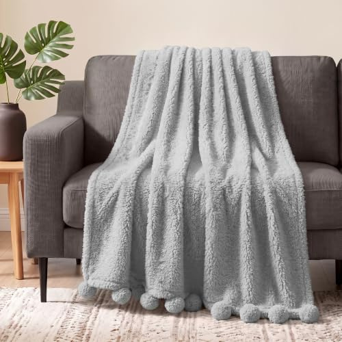PAVILIA Weiche Sherpa-Überwurfdecke, Bommel für Couch, Sofa, Hellgrau, 127 | Flauschige Plüsch-Bommeldecke, 320 g/m², warm, leicht, flauschig, waschbar, dekorativ, niedlich, Raumdekoration