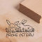 Dekolando Stempel Frohe Ostern - zwei Hasen im Gras - Motivstempel Osterhasen Holzstempel Osterstempel - Abdruck 48 x 28 mm