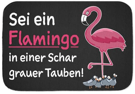 Sei ein Flamingo in einer Schar grauer Tauben Badematte witzige Flamingo Badematte als Geschenkidee für die Wohnung mit motivierendem Spruch für mehr Selbstbewusstsein