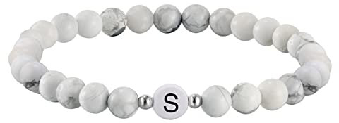 Kim Johanson Partner Perlenarmband mit Buchstabe aus Howlith Stein für Pärchen I Naturstein Freundschaftsarmband in Weiß I Geschenk für Paare mit Gravur I Für Frauen und Männer inkl. Schmuckbeutel (S)