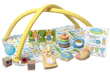 Melissa & Doug Mine to Love Puppen-Spielset Zeit zum Spielen mit Aktivitäten-Gym, Stapelspielzeug und mehr (16 Teile), Gelb