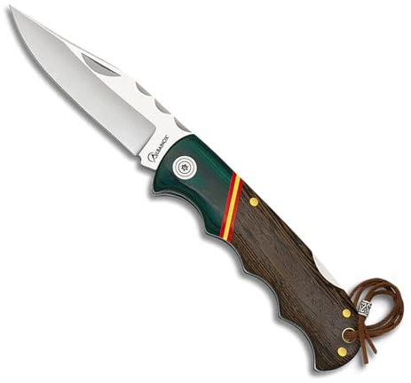 Tiendas LGP - Albainox - Navaja Bandera de España, Acero INOX. Hoja de 9 cm. Plegable Mango en Madera de Stamina mixta Verde y Roja, Incluye cordón de polipiel y detalle metálico. Campig Caza, 18840