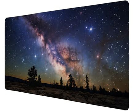Milchstraße im Universum Schreibtischunterlage 69x31cm XXL Mauspad - Galaktische Bürodekoration Galaxie Sterne über Nebel Landschaft Bäume Himmel als Panorama entdecken