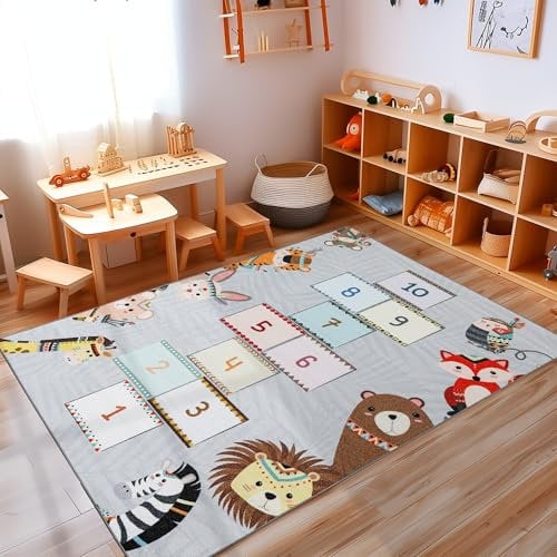 Carpettex Kinderteppich rutschfest | Himmel und Hölle Design 100 x 150 cm | Kein Abwurf | Kurzflor und Waschbarer Spielteppich für Kinderzimmer für Mädchen und Jungen | Grau, Zahlen, Löwe, Bar