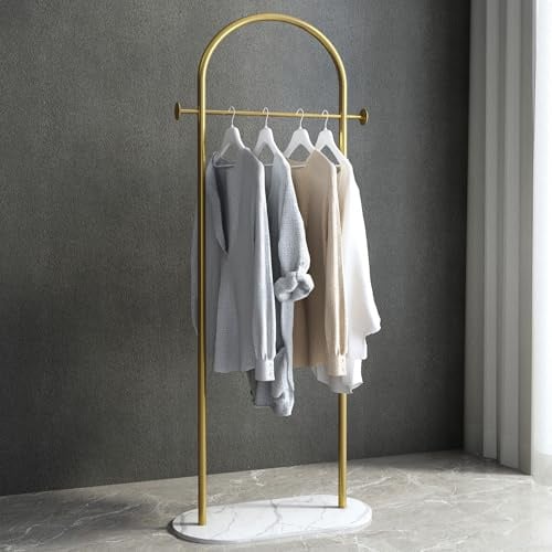 BUZUEY Porte-Vêtements Doré sur Pied – Design Arche Moderne, Base en Marbre Stable, Support à Vêtements Minimaliste pour Chambre, Dressing, Entrée (Doré)