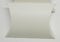 KEILEOHO 150 Stück Kissenschachtel Kraftpapier Weiß mit Juteschnur, 13 x 8,8 x 3,5 cm Kleine Kissen Geschenkboxen für Hochzeit, Geburtstag, Festival, Party