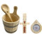 SudoreWell® Sauna Set mit Saunakübel 3 Liter inkl. Einsatz Saunakelle, Sanduhr Exklusiv 15 min. roter Sand und Sauna Klimamesser Thermometer/Hygrometer Drop aus hellem Kiefernholz