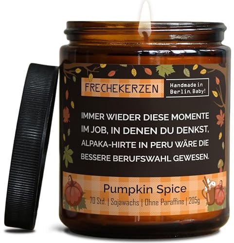 Lustige Duftkerze mit Spruch für Kollegen | Handgemacht aus Sojawachs | In Geschenkbox | Nachhaltiges freches Geschenk für Arbeitskollegen, Mitarbeiter Chef Kollegin |Pumpkin Spice