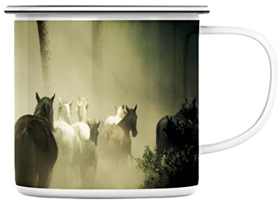 Tasse aus emailliertem Metall, Horde von Wildpferden im Wald