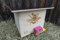 Hummelkasten mit Wachsmottensperre, Sichtfenster und Nistmaterial Wetterfest Bienenhaus Hummelhaus Nistkasten Hummelvilla Bienen Insektenhaus (Hochwertig Imprägniert)